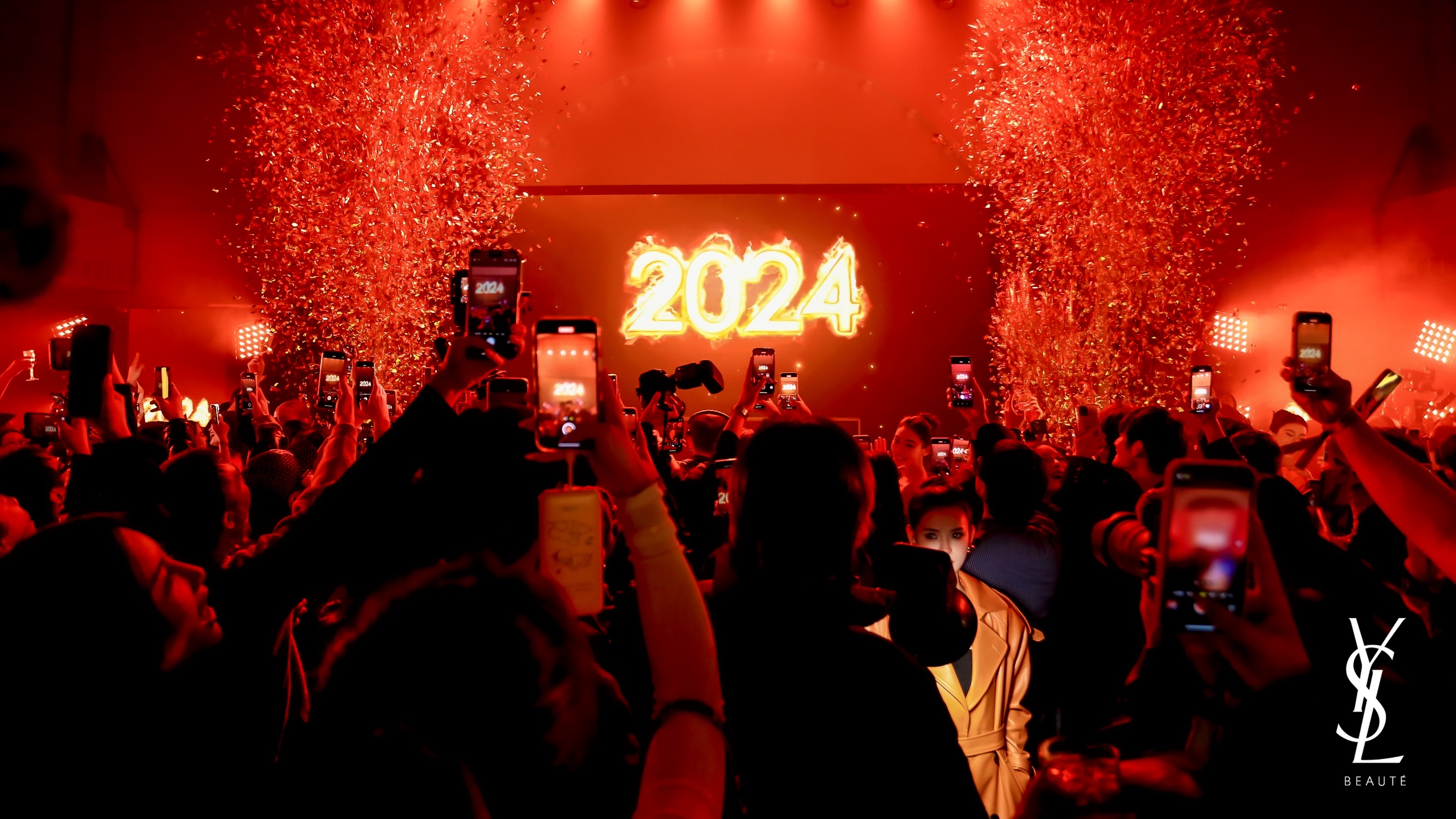 YSL「2024狩猎焰」跨年派对燃点新年  